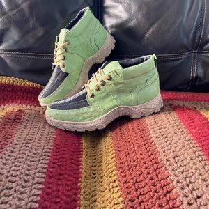 100% real leather boots and nice patten.